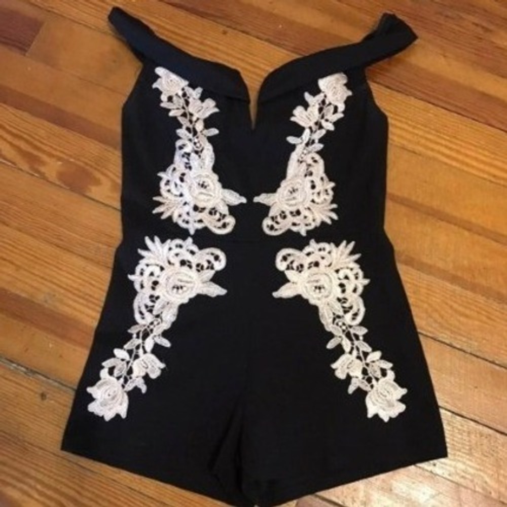 Charlotte Russe Black Lace Trim Sleeveless Romper Jumpsuit M‎